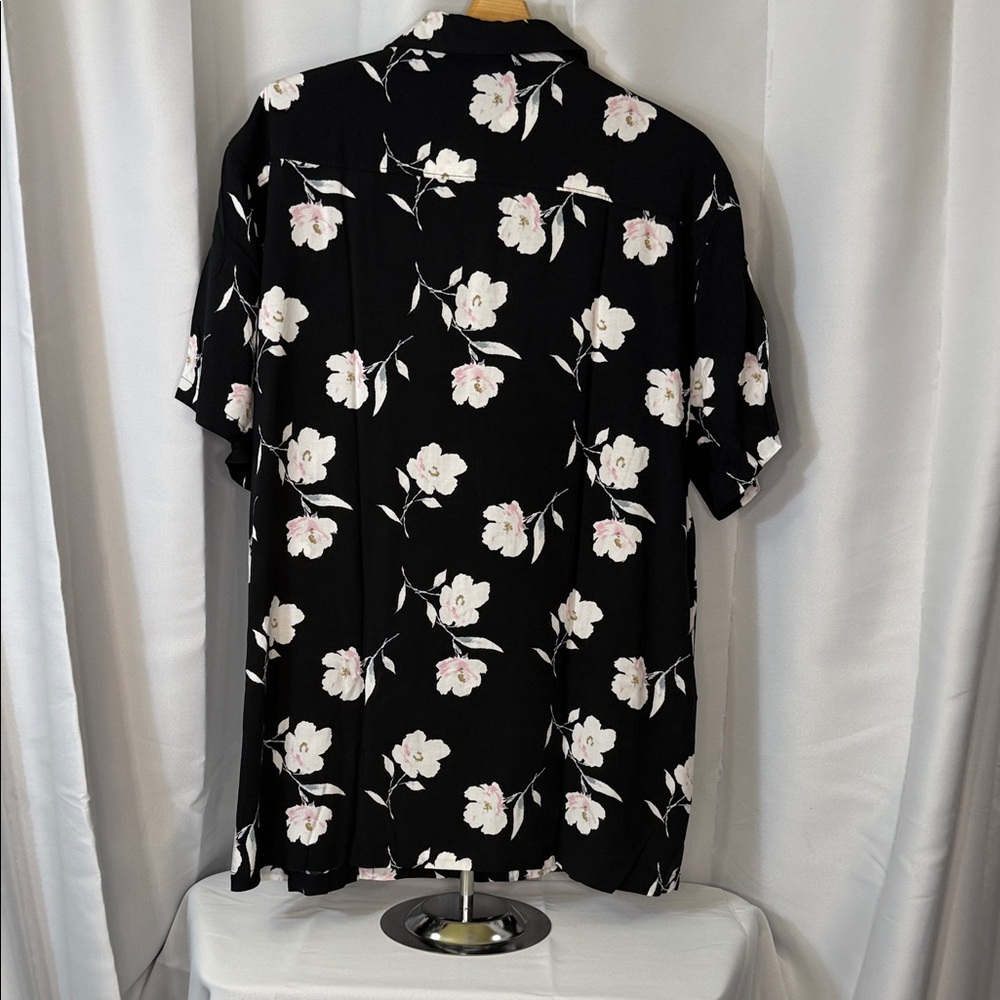 No Boundaries Black and White Floral Button Down Shirt - Picture 2 of 3